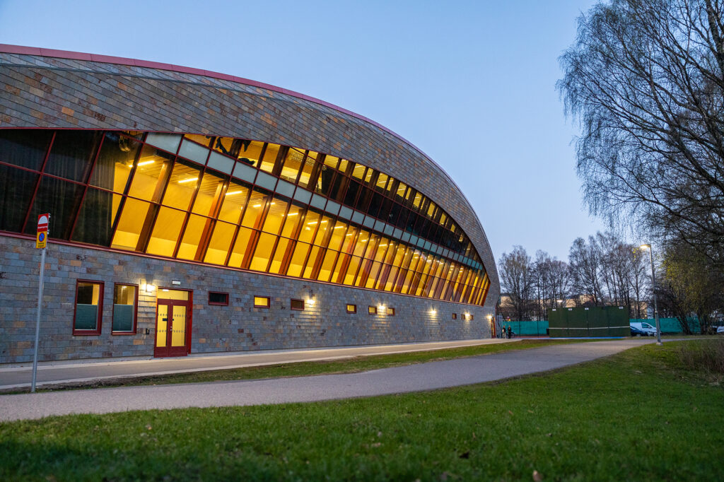 Alingsås ishall med lutande fasad